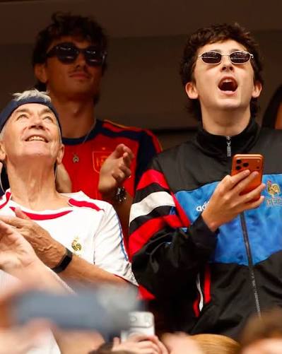 Timothée Chalamet portant une veste Adidas France 1996 lors du match France Espagne en 2026