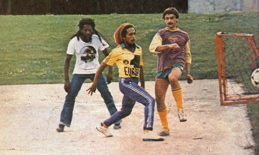 Adidas rend hommage à Bob Marley avec un maillot inspiré de sa fameuse photo avec le FC Nantes