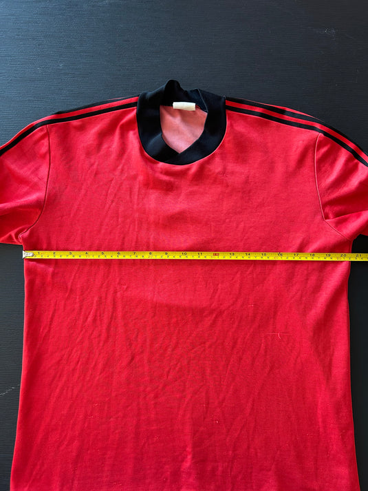 Template Adidas Rouge à bandes noires 2