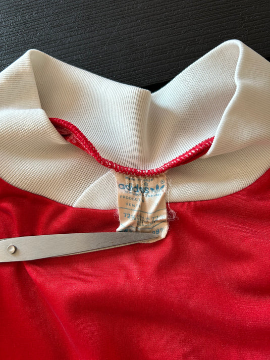 Template Adidas Ventex rouge à bandes blanches 1