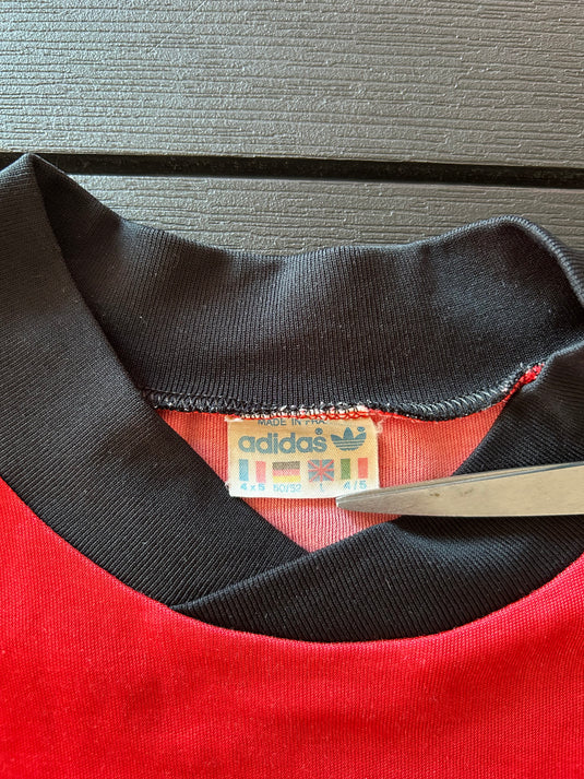 Template Adidas Rouge à bandes noires 2