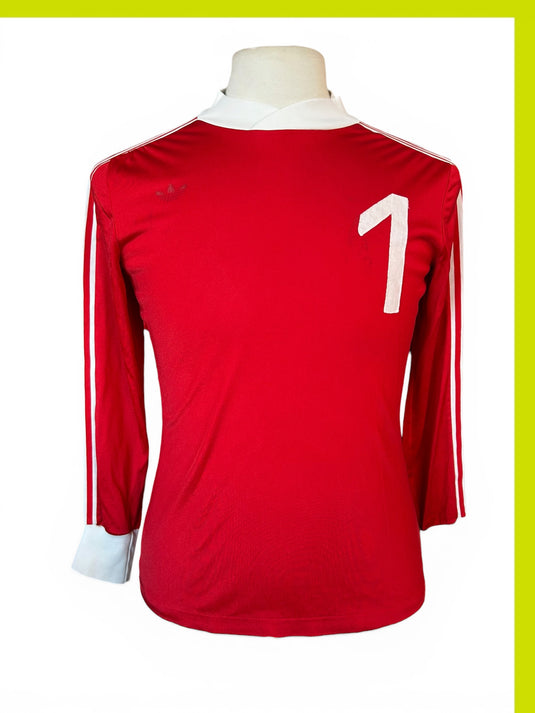 Template Adidas Ventex rouge à bandes blanches 1
